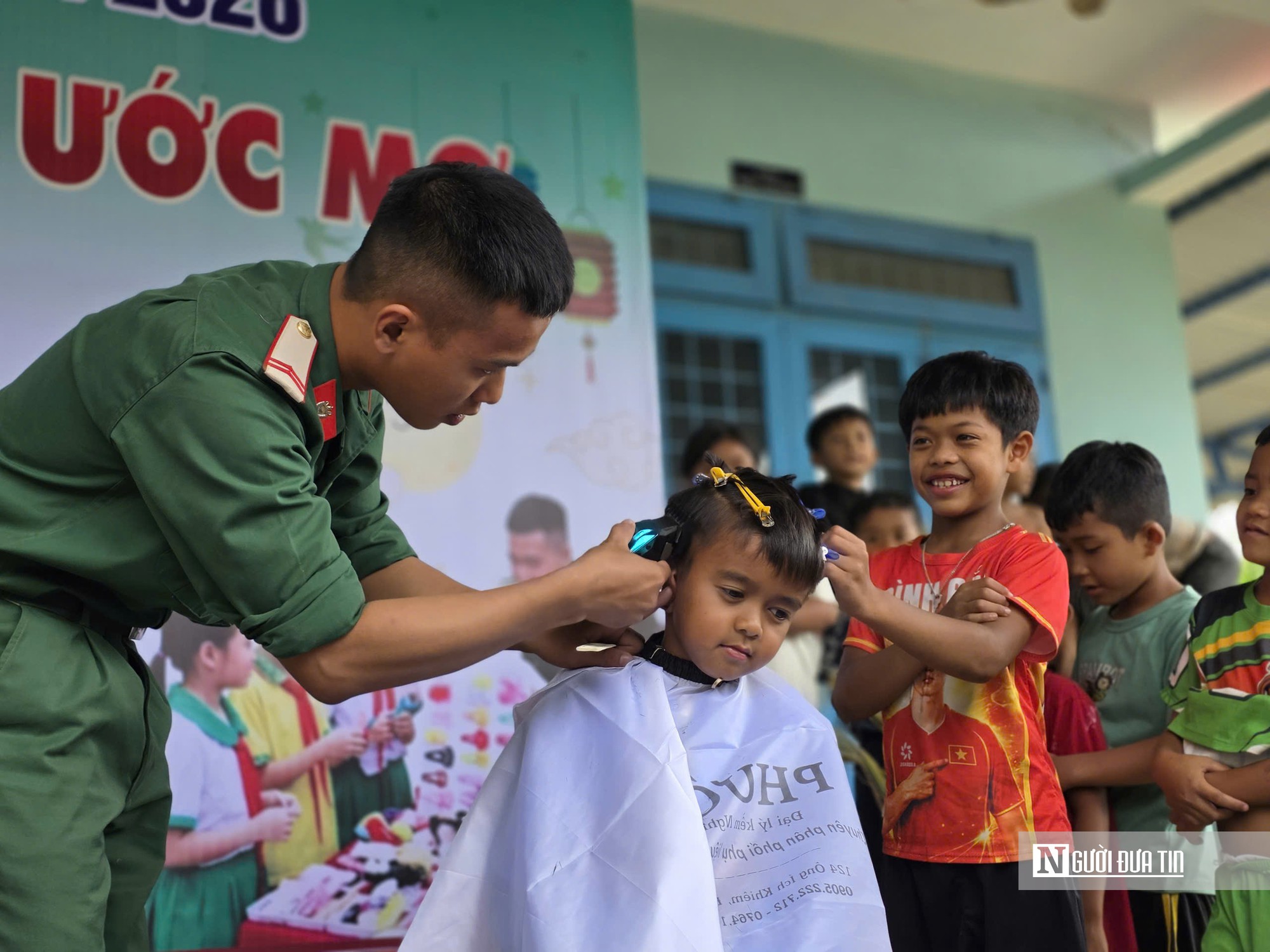 M&ugrave;a Trung thu, bộ đội mở tiệm t&oacute;c cho trẻ em miền n&uacute;i T&acirc;y Giang - Ảnh 3.