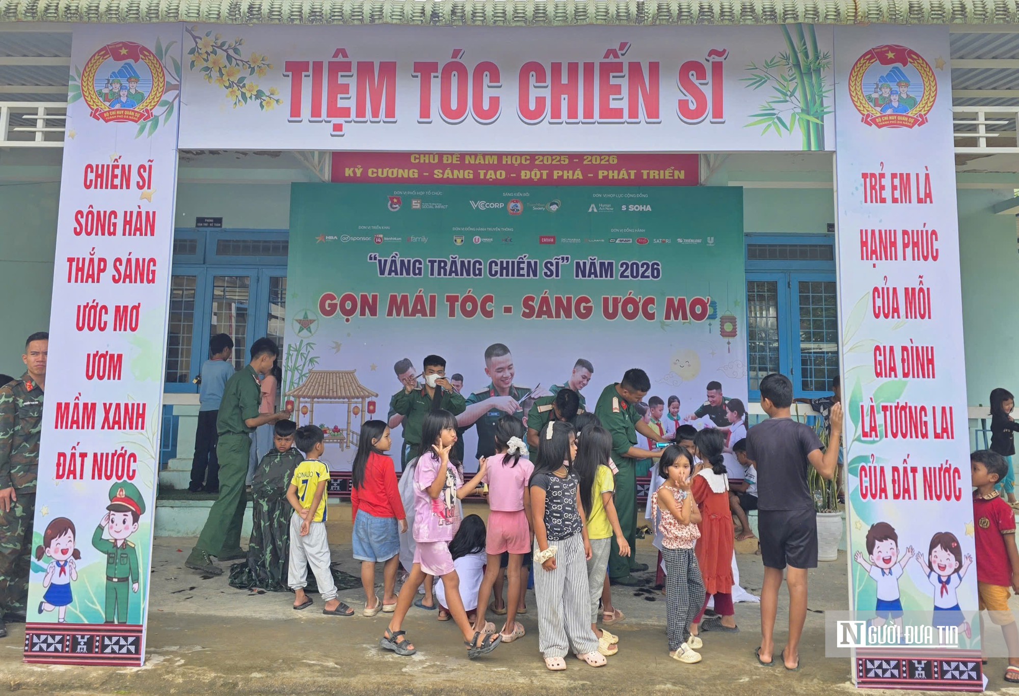 M&ugrave;a Trung thu, bộ đội mở tiệm t&oacute;c cho trẻ em miền n&uacute;i T&acirc;y Giang - Ảnh 6.