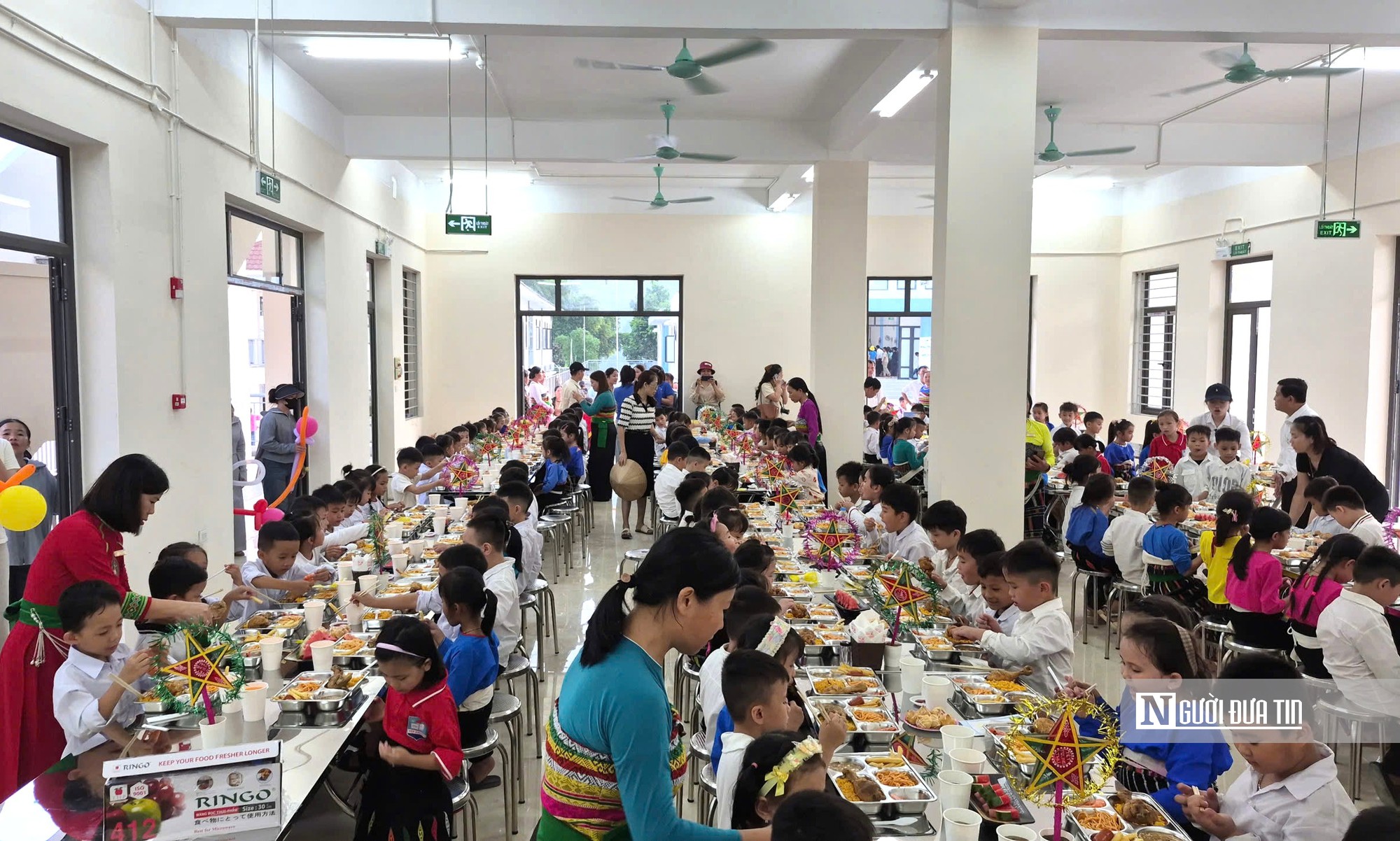 Trẻ em vùng cao xem nghệ sĩ Xuân Bắc, Tự Long diễn hài, phá cỗ trung thu ở sân trường- Ảnh 1.