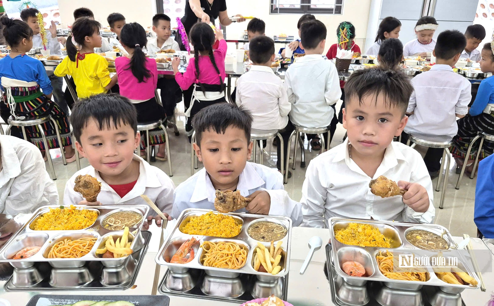 Trẻ em vùng cao xem nghệ sĩ Xuân Bắc, Tự Long diễn hài, phá cỗ trung thu ở sân trường- Ảnh 2.