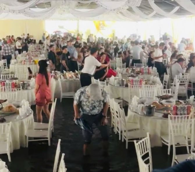 Đám cưới đặc biệt: Nước ngập nửa mét, gần 800 khách vẫn đội mưa đến dự- Ảnh 1.