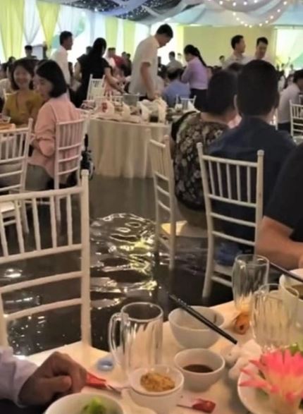 Đám cưới đặc biệt: Nước ngập nửa mét, gần 800 khách vẫn đội mưa đến dự- Ảnh 2.