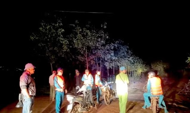 Phát hiện thi thể đang phân hủy mắc kẹt trong khe đá - Ảnh 1.