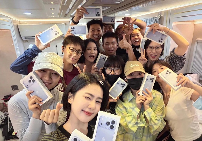 Bạch Lộc mua 14 chiếc iPhone 18 Pro Max tặng nhân viên - Ảnh 1.