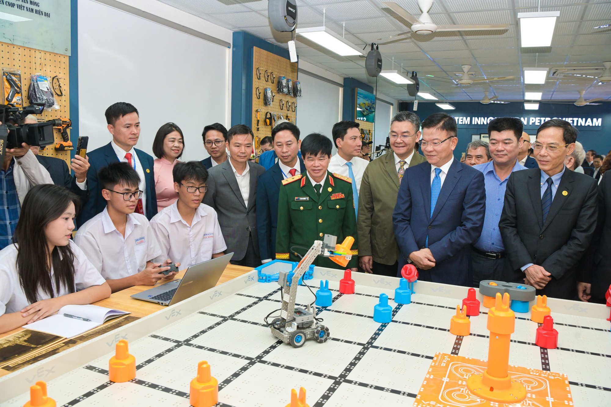 STEM INNOVATION PETROVIETNAM sau một năm triển khai: Đổi mới cách dạy, khơi mở cách học- Ảnh 3.