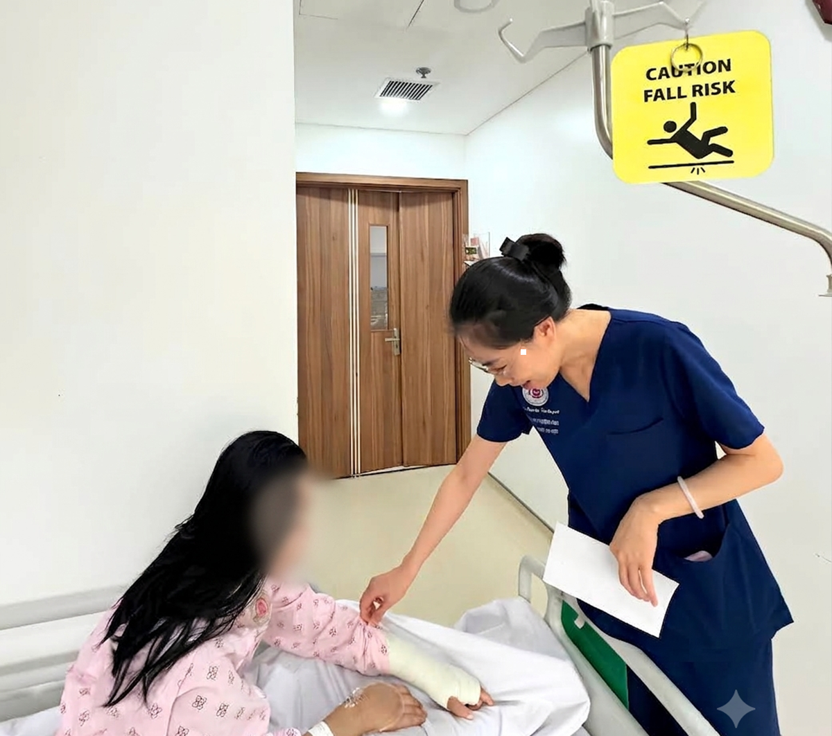 Đứng ngó xuống từ ban công, bé gái 11 tuổi trượt chân rơi từ tầng 2 - Ảnh 1.