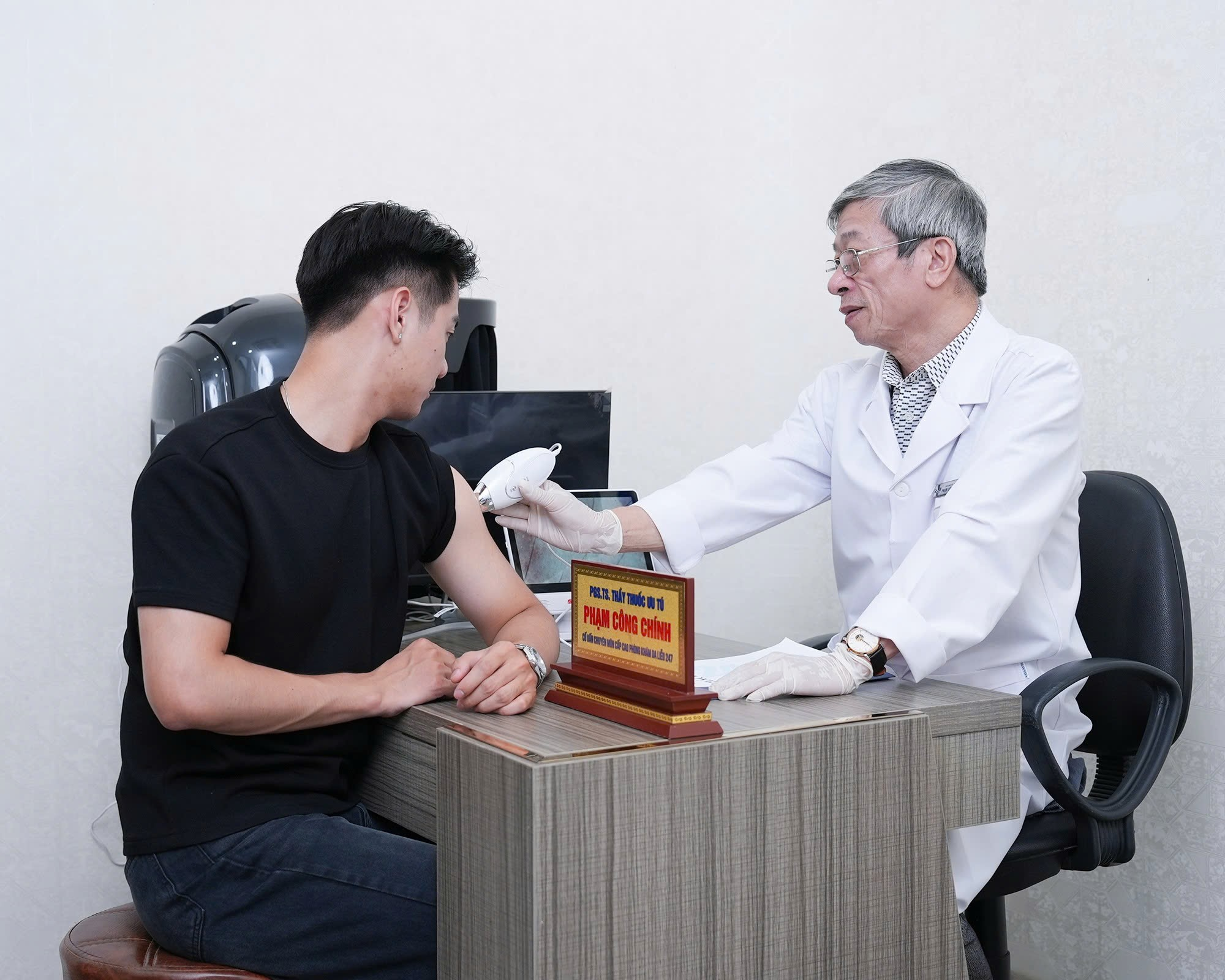 PGS.TS.TTƯT Phạm Công Chính: Tại Da liễu 247, điều trị viêm nang lông bắt đầu từ chẩn đoán đúng - Ảnh 1.