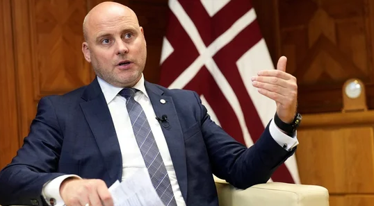 Latvia hành động cứng rắn sau khi EU đưa 2 doanh nhân Nga ra khỏi danh sách trừng phạt - Ảnh 1.
