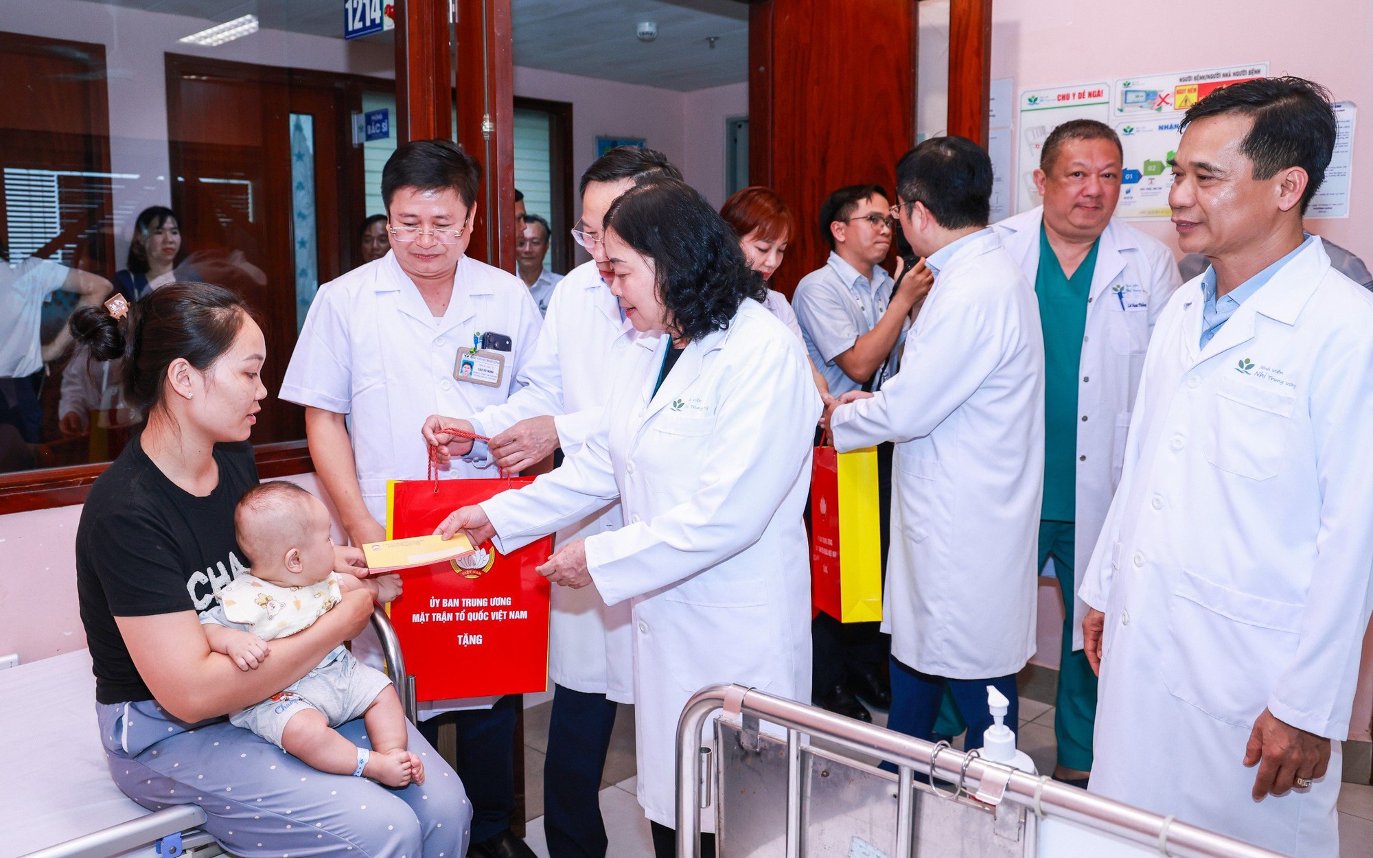 Chủ tịch Quốc hội Trần Thanh Mẫn thăm, tặng quà bệnh nhi tại Bệnh viện Nhi đồng 1 - Ảnh 6.