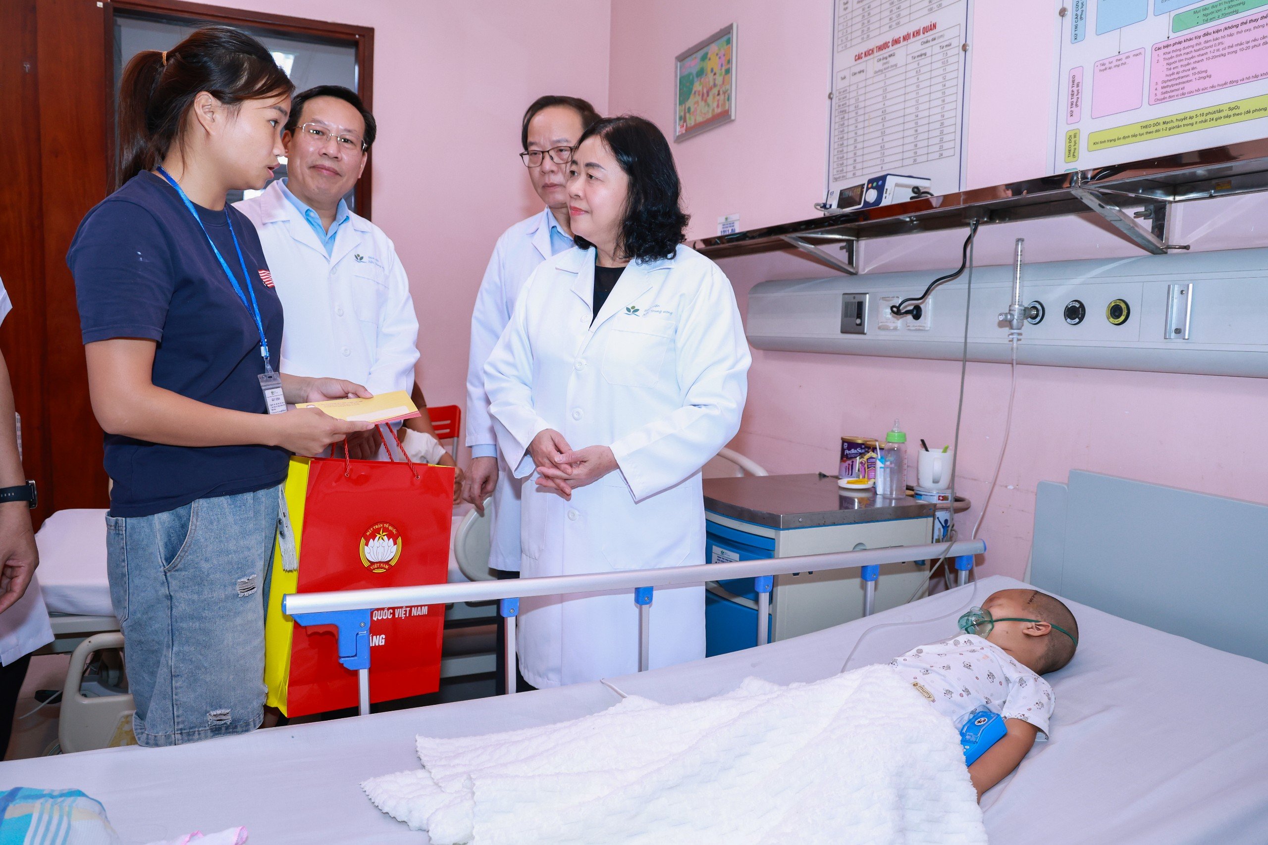 Chủ tịch Bùi Thị Minh Hoài thăm, tặng quà cho bệnh nhi dịp Tết Trung thu- Ảnh 2.