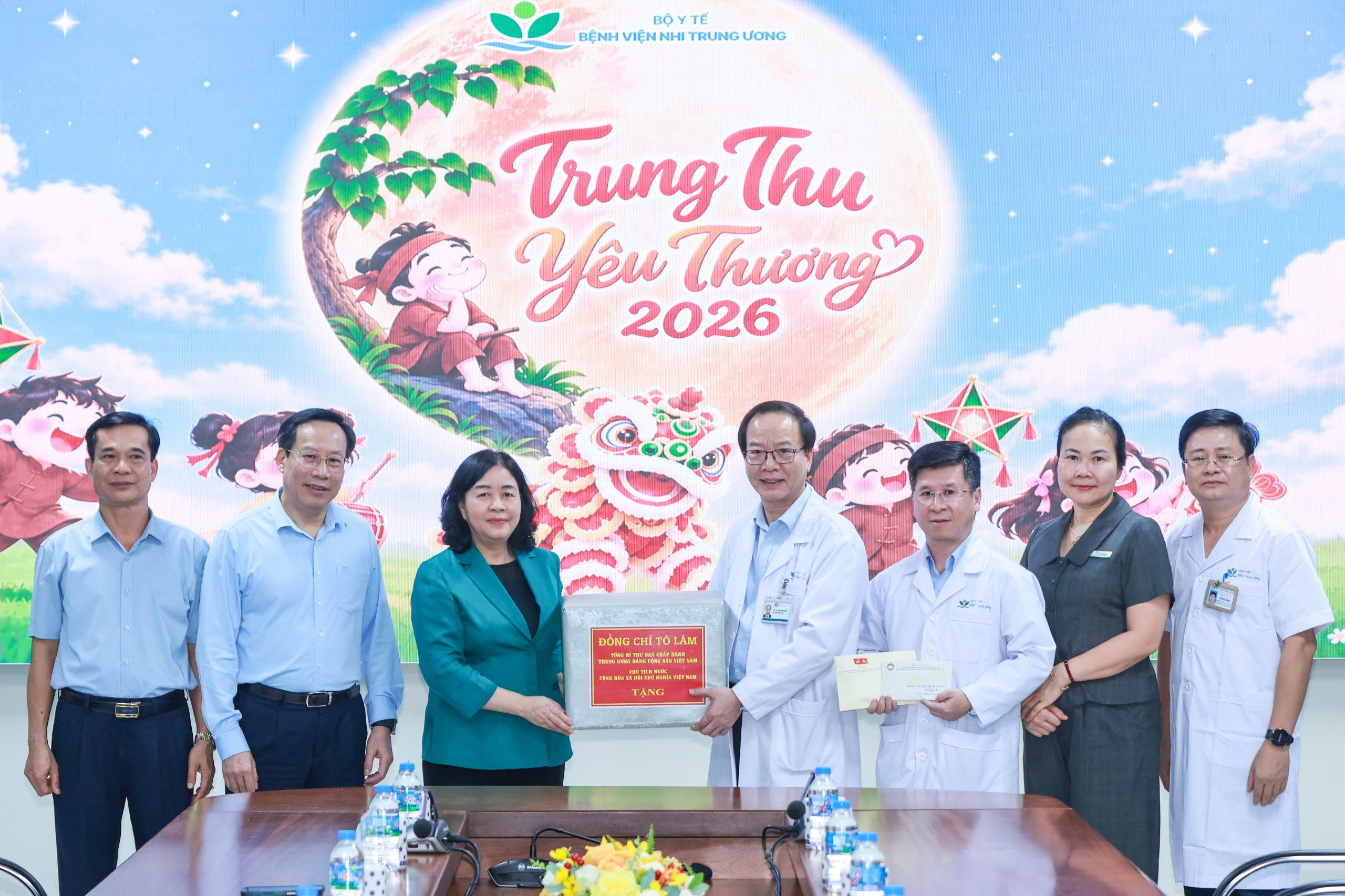 Chủ tịch Bùi Thị Minh Hoài thăm, tặng quà cho bệnh nhi dịp Tết Trung thu- Ảnh 1.