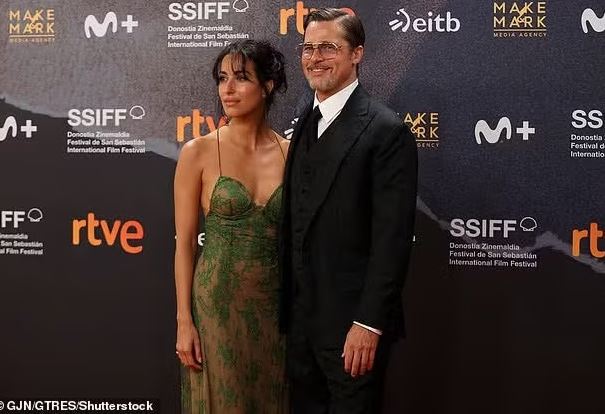 Bạn g&aacute;i k&eacute;m tuổi của Brad Pitt bị ch&ecirc; - Ảnh 2.