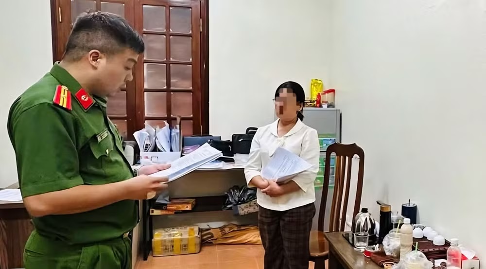 Rút lượng lớn tiền mặt tại Hợp tác xã Hợp Thịnh, người phụ nữ bị khởi tố- Ảnh 1.