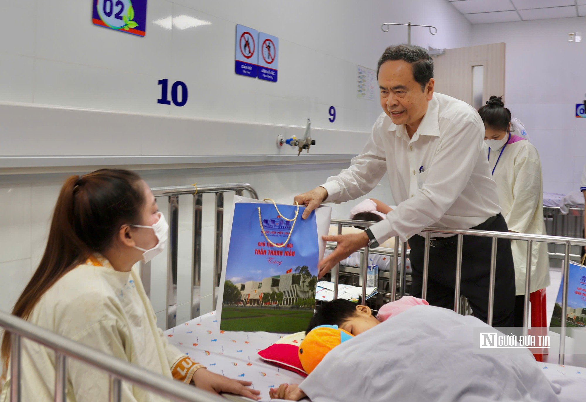 Chủ tịch Quốc hội Trần Thanh Mẫn thăm, tặng quà bệnh nhi tại Bệnh viện Nhi đồng 1 - Ảnh 1.