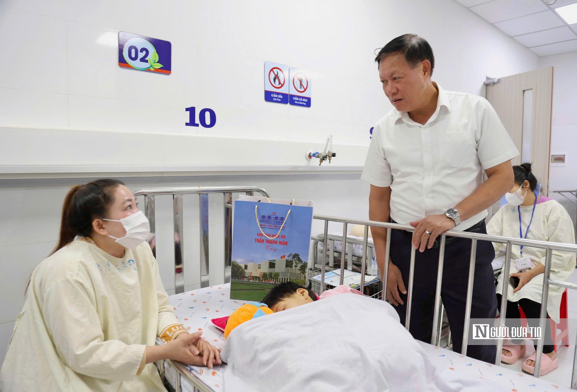 Chủ tịch Quốc hội Trần Thanh Mẫn thăm, tặng quà bệnh nhi tại Bệnh viện Nhi đồng 1 - Ảnh 2.