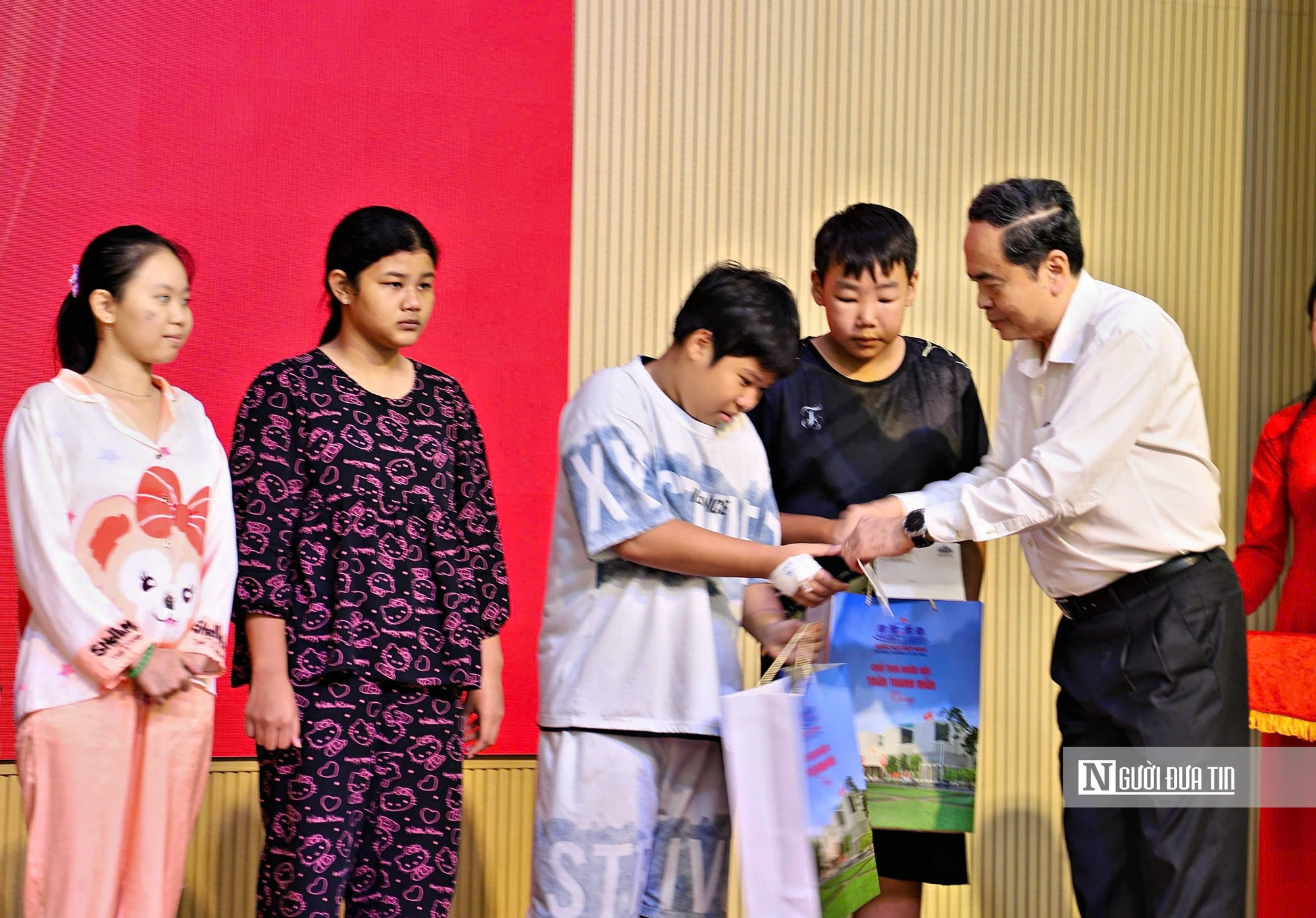 Chủ tịch Quốc hội Trần Thanh Mẫn thăm, tặng quà bệnh nhi tại Bệnh viện Nhi đồng 1 - Ảnh 3.