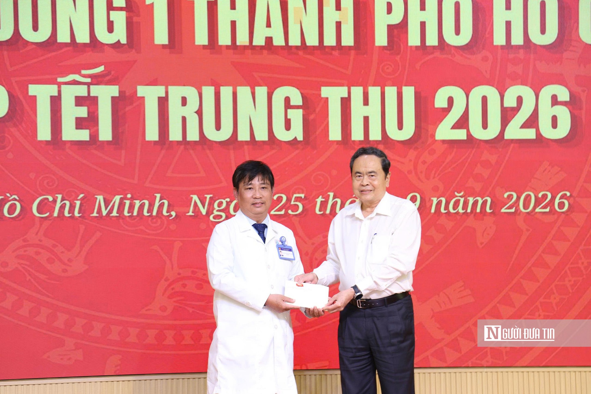 Chủ tịch Quốc hội Trần Thanh Mẫn thăm, tặng quà bệnh nhi tại Bệnh viện Nhi đồng 1 - Ảnh 4.