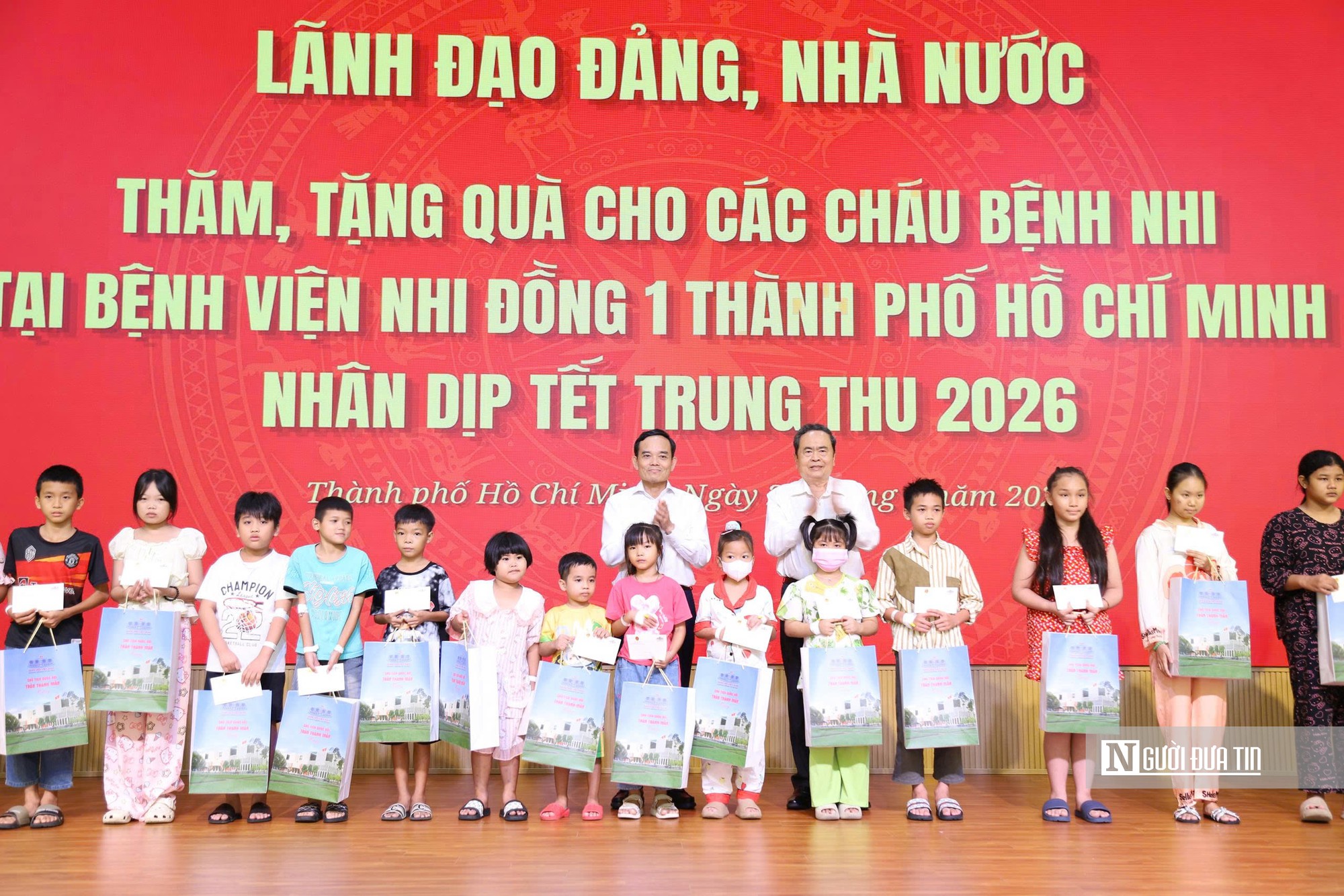 Chủ tịch Quốc hội Trần Thanh Mẫn thăm, tặng quà bệnh nhi tại Bệnh viện Nhi đồng 1 - Ảnh 5.