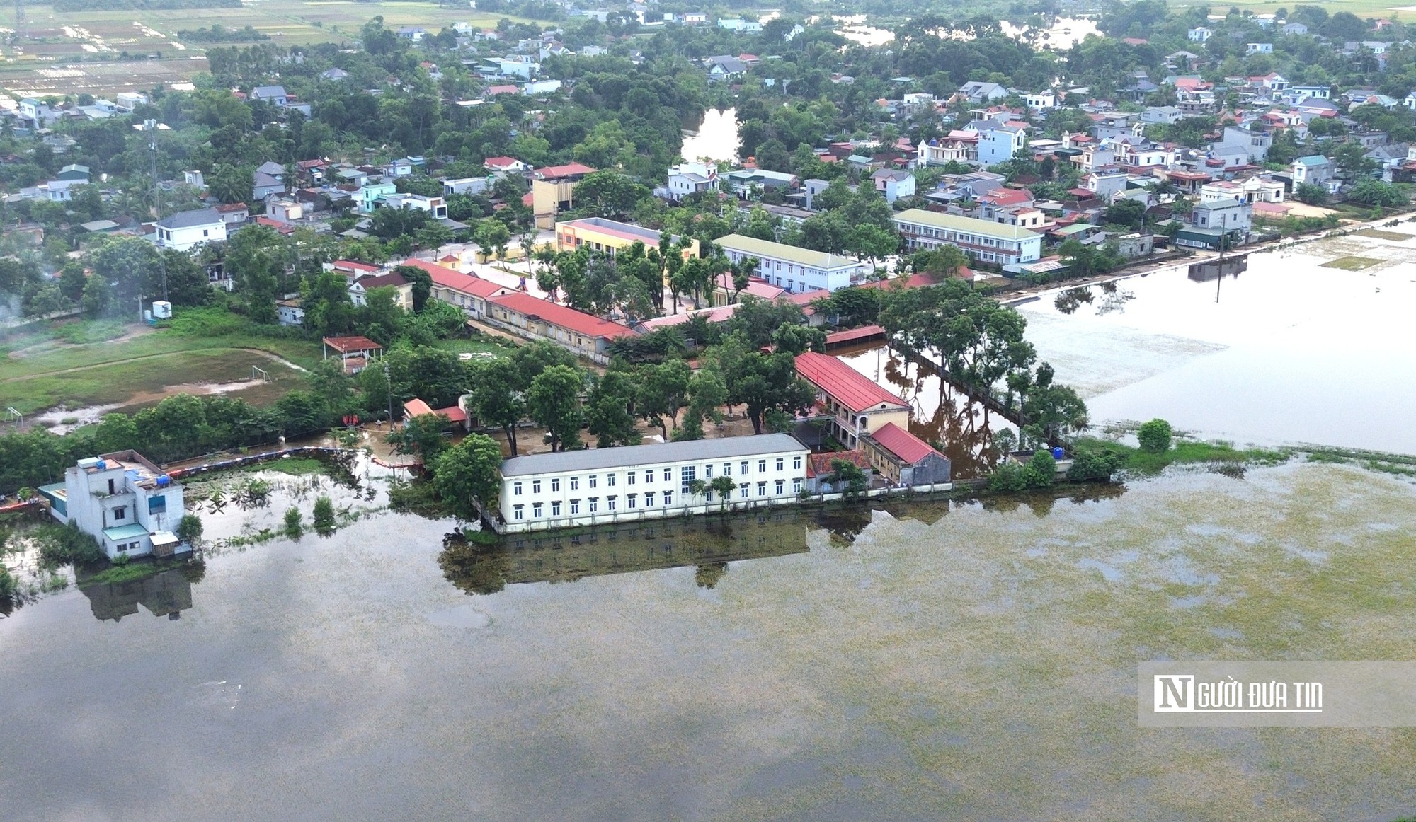 Đắp bờ bao ngăn nước, gấp rút dọn dẹp đón học sinh trở lại trường sau lũ- Ảnh 1.