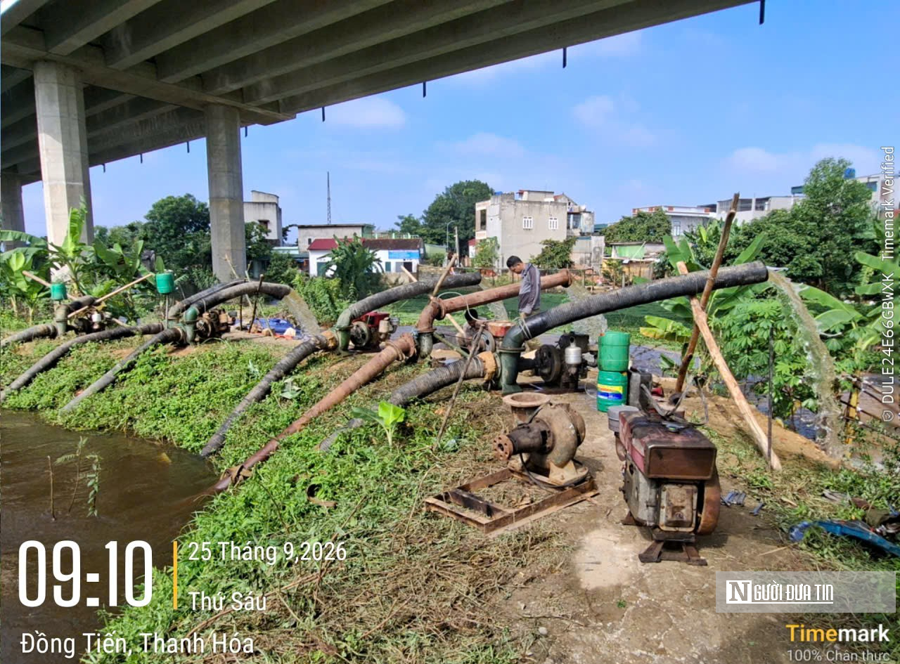 Đắp bờ bao ngăn nước, gấp rút dọn dẹp đón học sinh trở lại trường sau lũ- Ảnh 2.