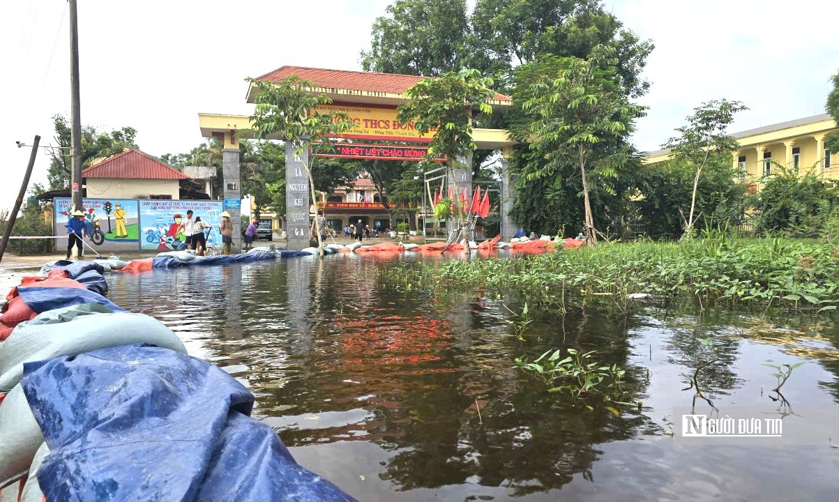Đắp bờ bao ngăn nước, gấp rút dọn dẹp đón học sinh trở lại trường sau lũ- Ảnh 6.