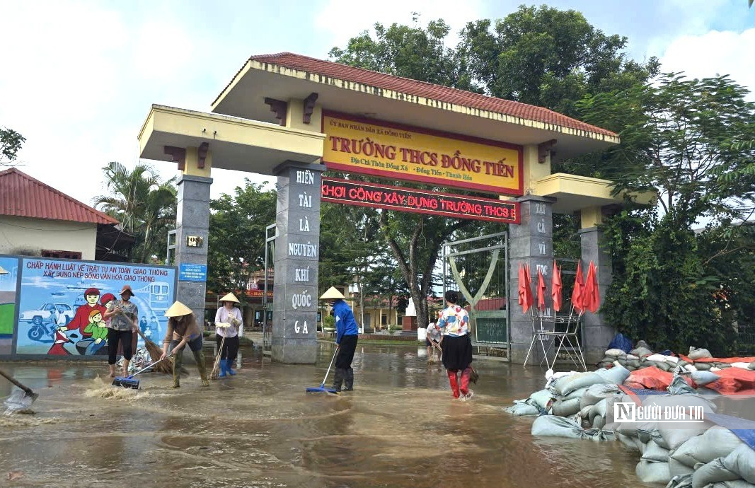 Đắp bờ bao ngăn nước, gấp rút dọn dẹp đón học sinh trở lại trường sau lũ- Ảnh 7.