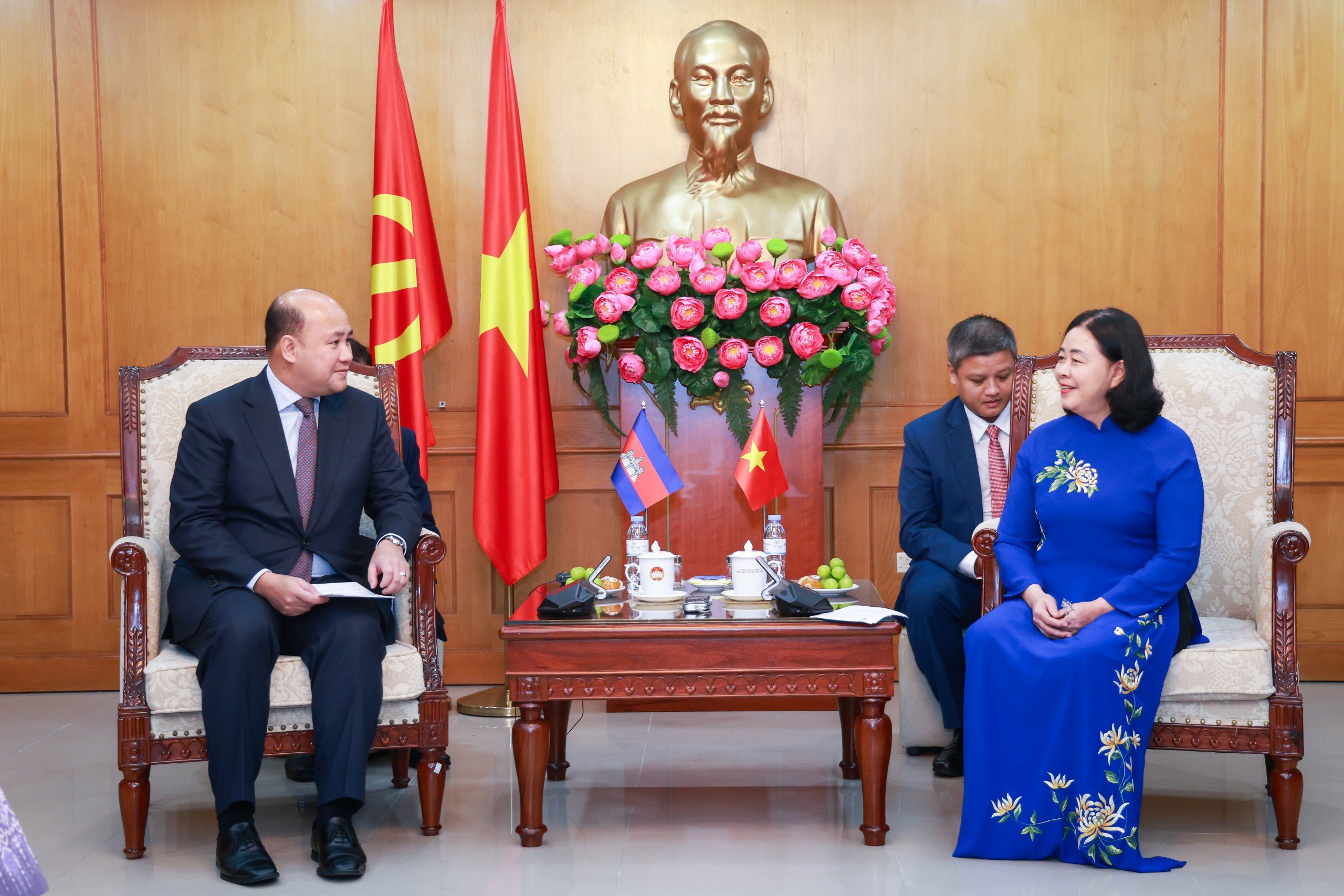 Chủ tịch Bùi Thị Minh Hoài tiếp Đoàn đại biểu cấp cao Hội Liên hiệp thanh niên Campuchia - Ảnh 1.