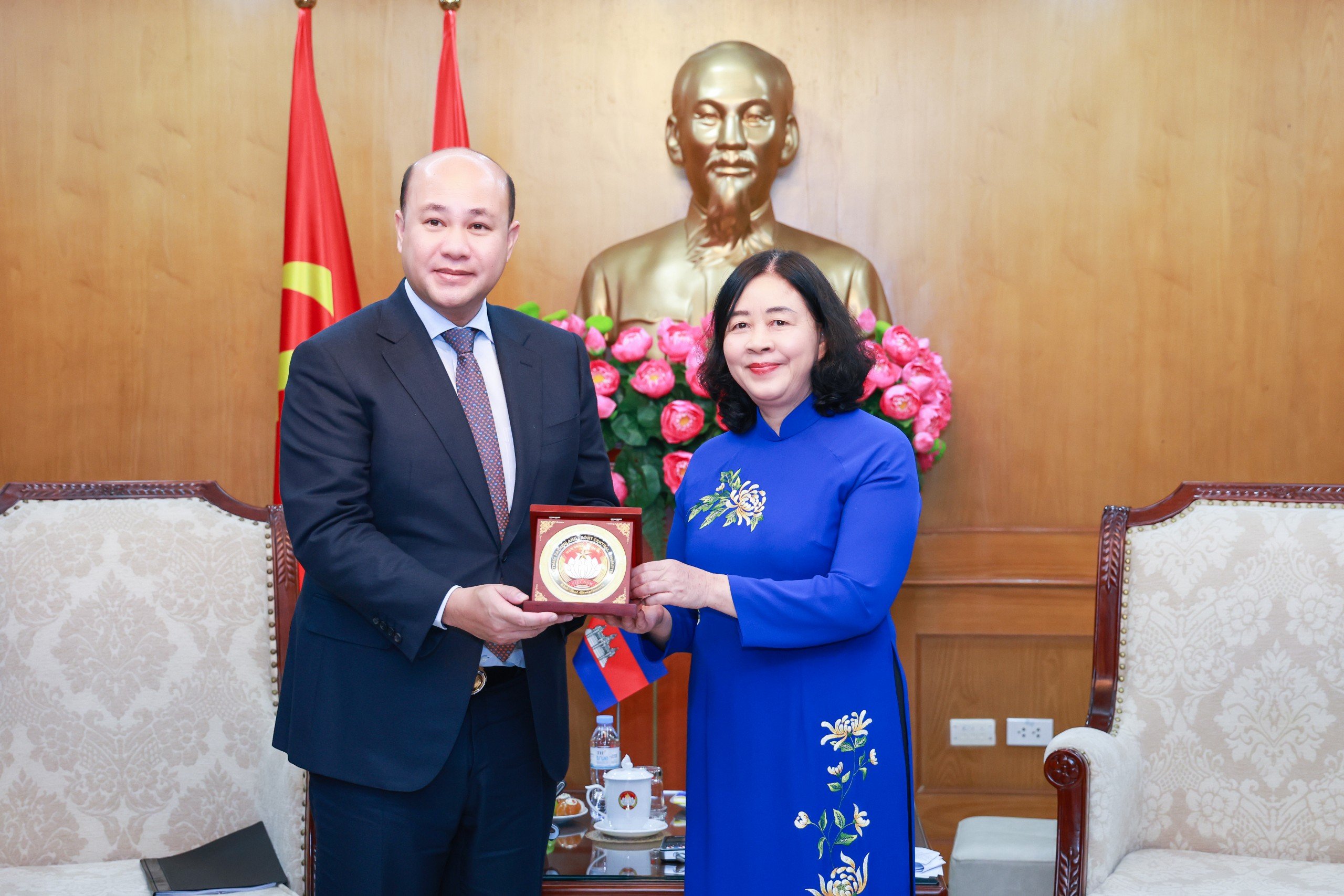 Chủ tịch Bùi Thị Minh Hoài tiếp Đoàn đại biểu cấp cao Hội Liên hiệp thanh niên Campuchia - Ảnh 2.