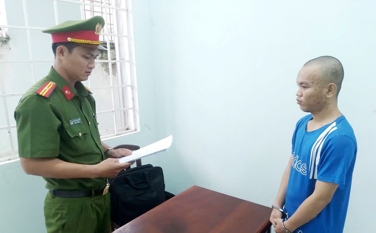 Tạm giam đối tượng lái xe tông vào CSGT làm nhiệm vụ ở An Giang - Ảnh 1.