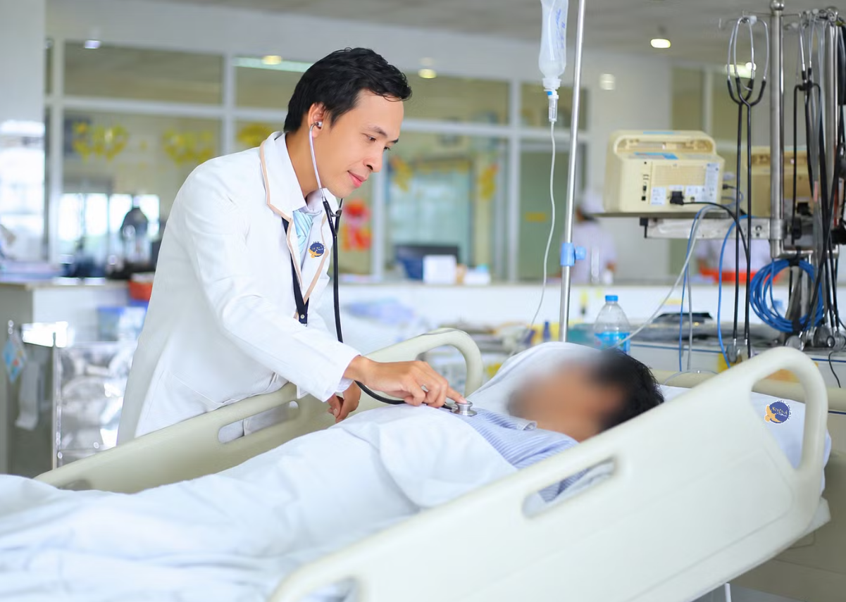 Uống nhầm thứ không ngờ cất trong tủ lạnh, người đàn ông nhập viện cấp cứu - Ảnh 1.