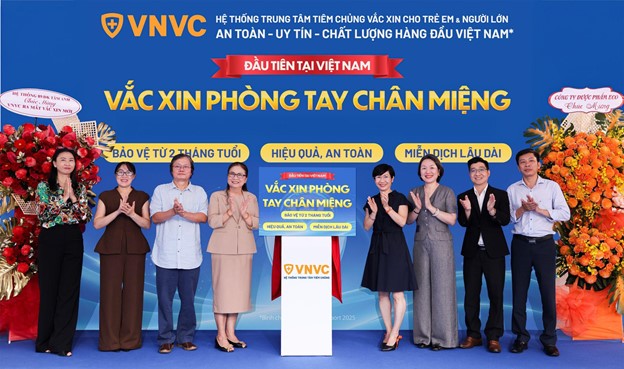 Gần 300 trung tâm VNVC đồng loạt tiêm vắc xin tay chân miệng đầu tiên tại Việt Nam - Ảnh 1.