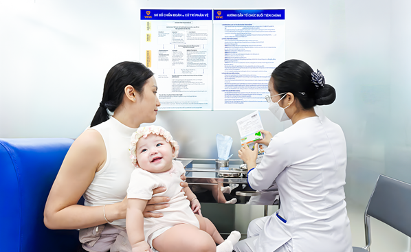 Gần 300 trung tâm VNVC đồng loạt tiêm vắc xin tay chân miệng đầu tiên tại Việt Nam - Ảnh 2.
