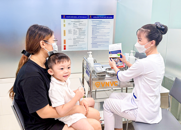 Gần 300 trung tâm VNVC đồng loạt tiêm vắc xin tay chân miệng đầu tiên tại Việt Nam - Ảnh 3.