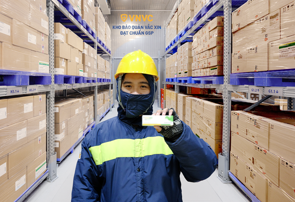 Gần 300 trung tâm VNVC đồng loạt tiêm vắc xin tay chân miệng đầu tiên tại Việt Nam - Ảnh 4.