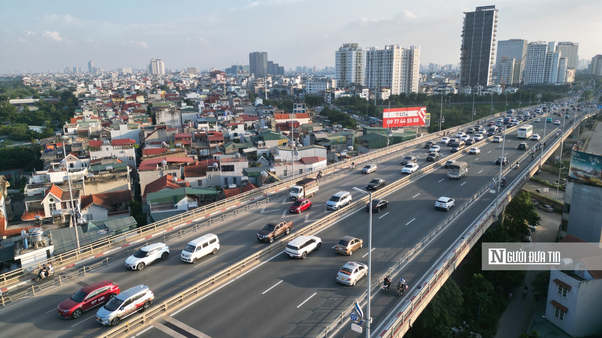 Ngày đầu thực hiện giữ khoảng cách trên cầu Nhật Tân: Biển báo bất ngờ bị tháo bỏ- Ảnh 2.