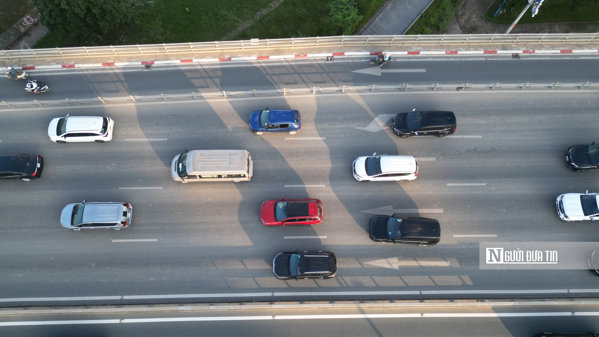 Ngày đầu thực hiện giữ khoảng cách trên cầu Nhật Tân: Biển báo bất ngờ bị tháo bỏ- Ảnh 3.