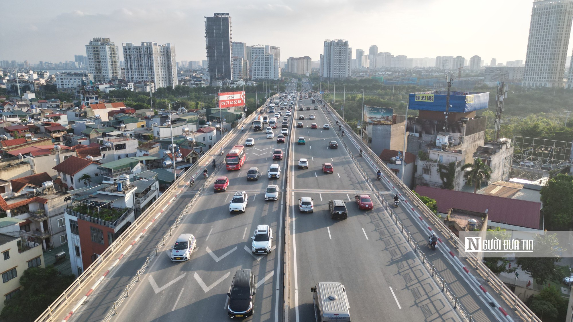 Ngày đầu thực hiện giữ khoảng cách trên cầu Nhật Tân: Biển báo bất ngờ bị tháo bỏ- Ảnh 4.