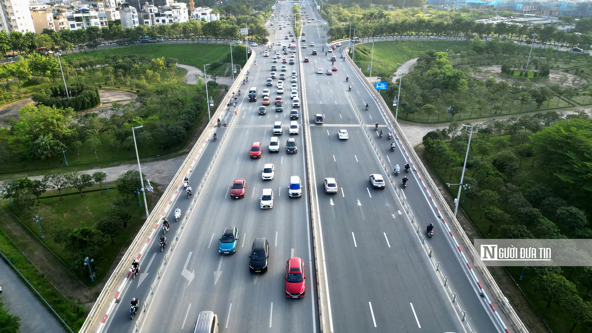 Ngày đầu thực hiện giữ khoảng cách trên cầu Nhật Tân: Biển báo bất ngờ bị tháo bỏ- Ảnh 5.
