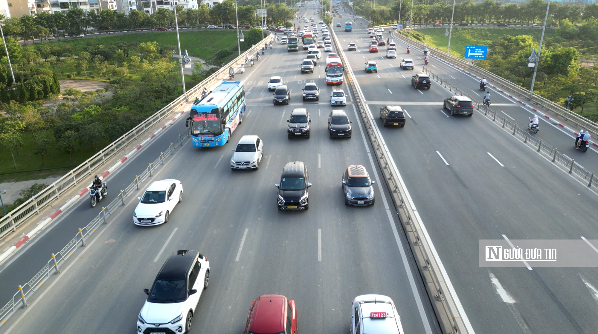 Ngày đầu thực hiện giữ khoảng cách trên cầu Nhật Tân: Biển báo bất ngờ bị tháo bỏ- Ảnh 7.
