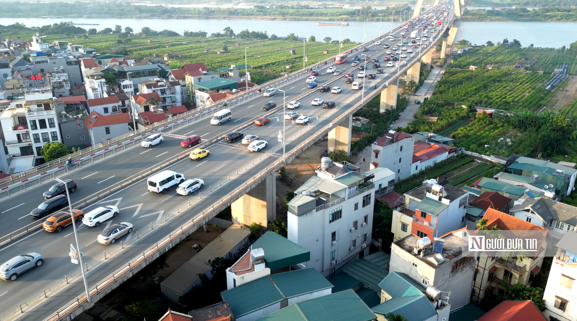 Ngày đầu thực hiện giữ khoảng cách trên cầu Nhật Tân: Biển báo bất ngờ bị tháo bỏ- Ảnh 9.