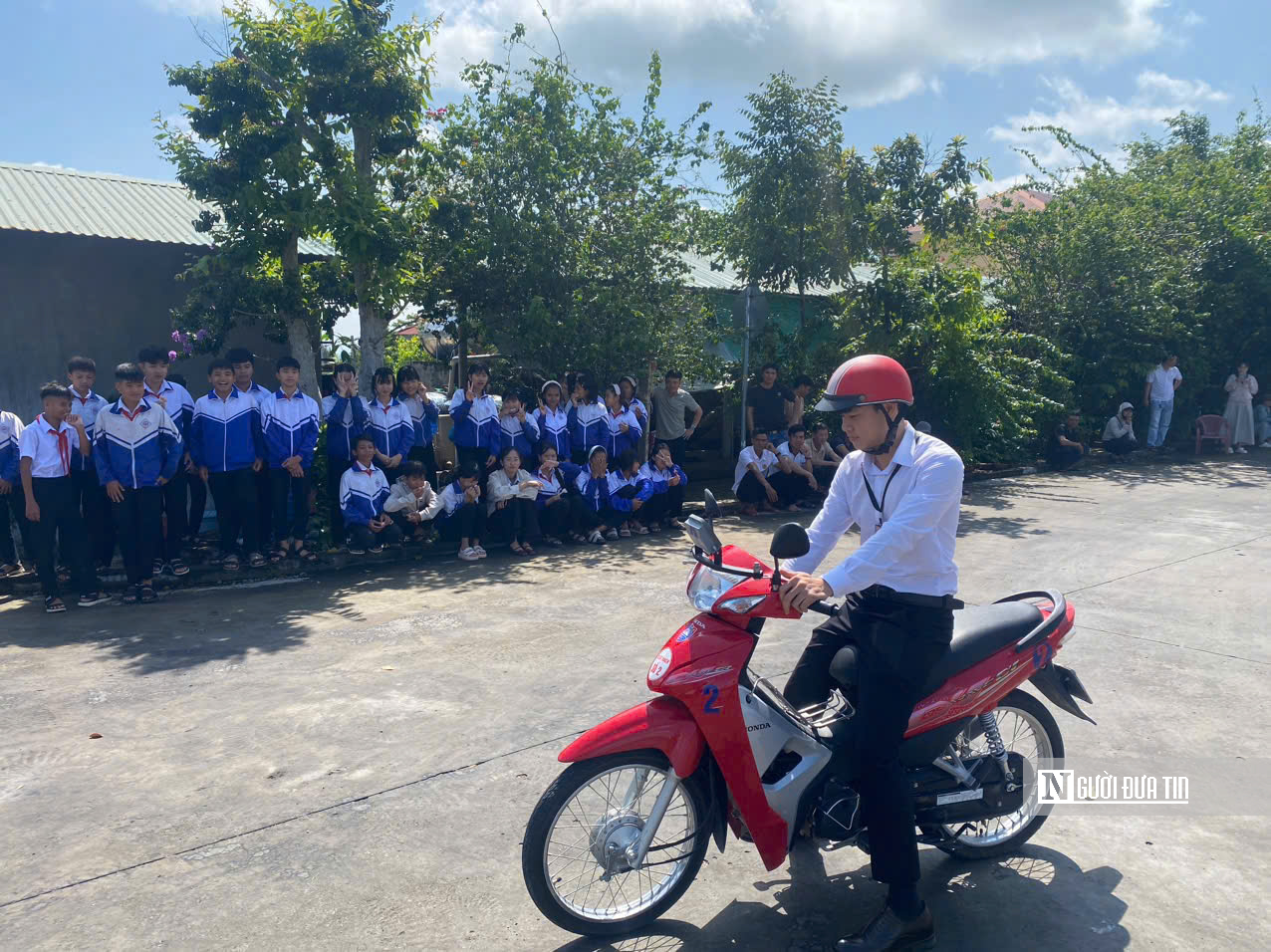 Trang bị kỹ năng lái xe mô tô, xe gắn máy an toàn cho học sinh và lực lượng chức năng ở thôn làng- Ảnh 3.