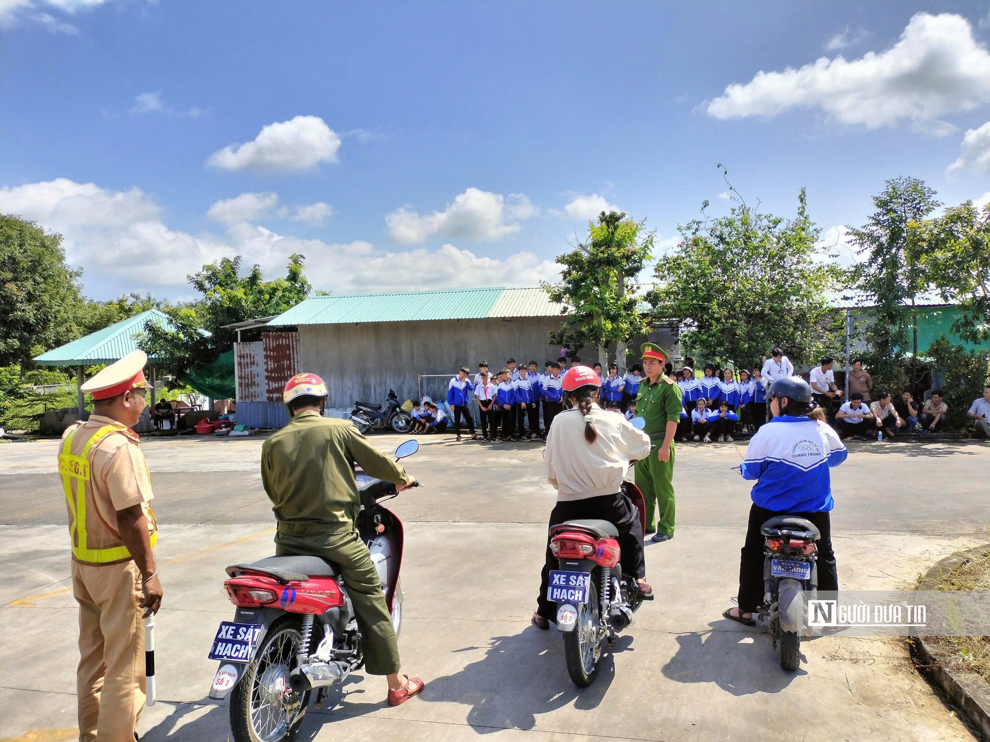 Trang bị kỹ năng lái xe mô tô, xe gắn máy an toàn cho học sinh và lực lượng chức năng ở thôn làng- Ảnh 4.