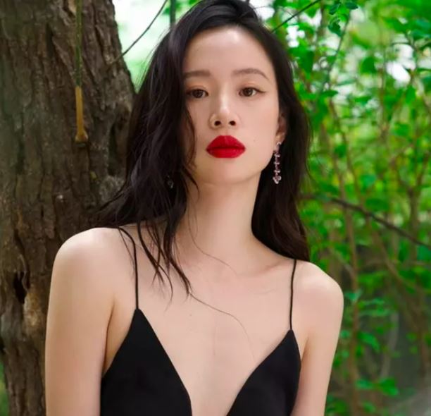 Nữ diễn viên xinh đẹp suýt mất sự nghiệp "vì một quả táo" - Ảnh 1.