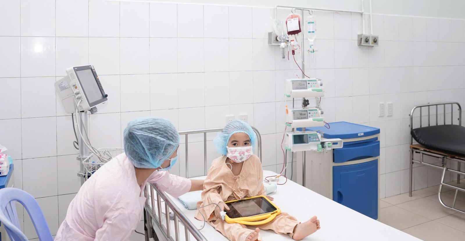 Bé trai 18 tháng tuổi hiến tủy cứu chị gái 4 tuổi: Câu chuyện khiến nhiều người xúc động - Ảnh 1.