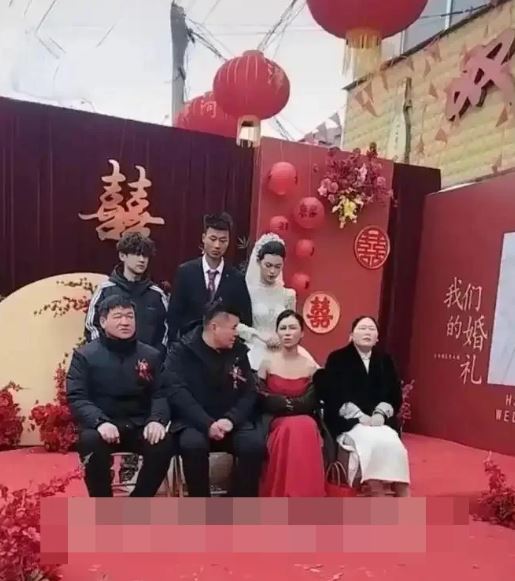 Dự đám cưới, mẹ cô dâu diện trang phục "lạ" gây tranh cãi - Ảnh 1.