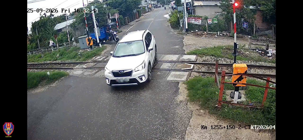 Vượt đường sắt khi cảnh báo đã bật, tài xế bị xử phạt 19 triệu đồng - Ảnh 1.