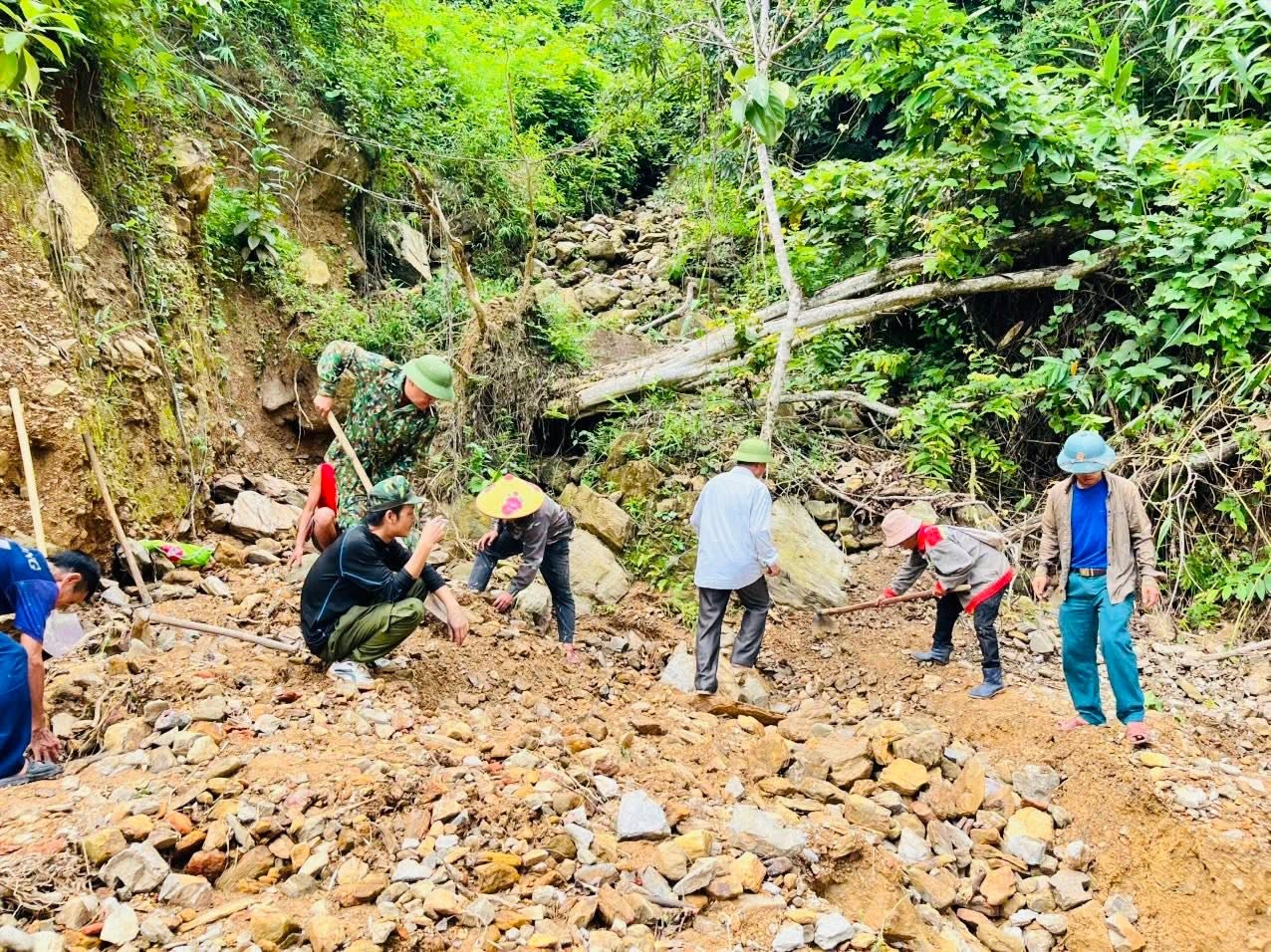 Tốc lực mở đường sạt lở để học sinh kịp đến trường ngày khai giảng- Ảnh 13.