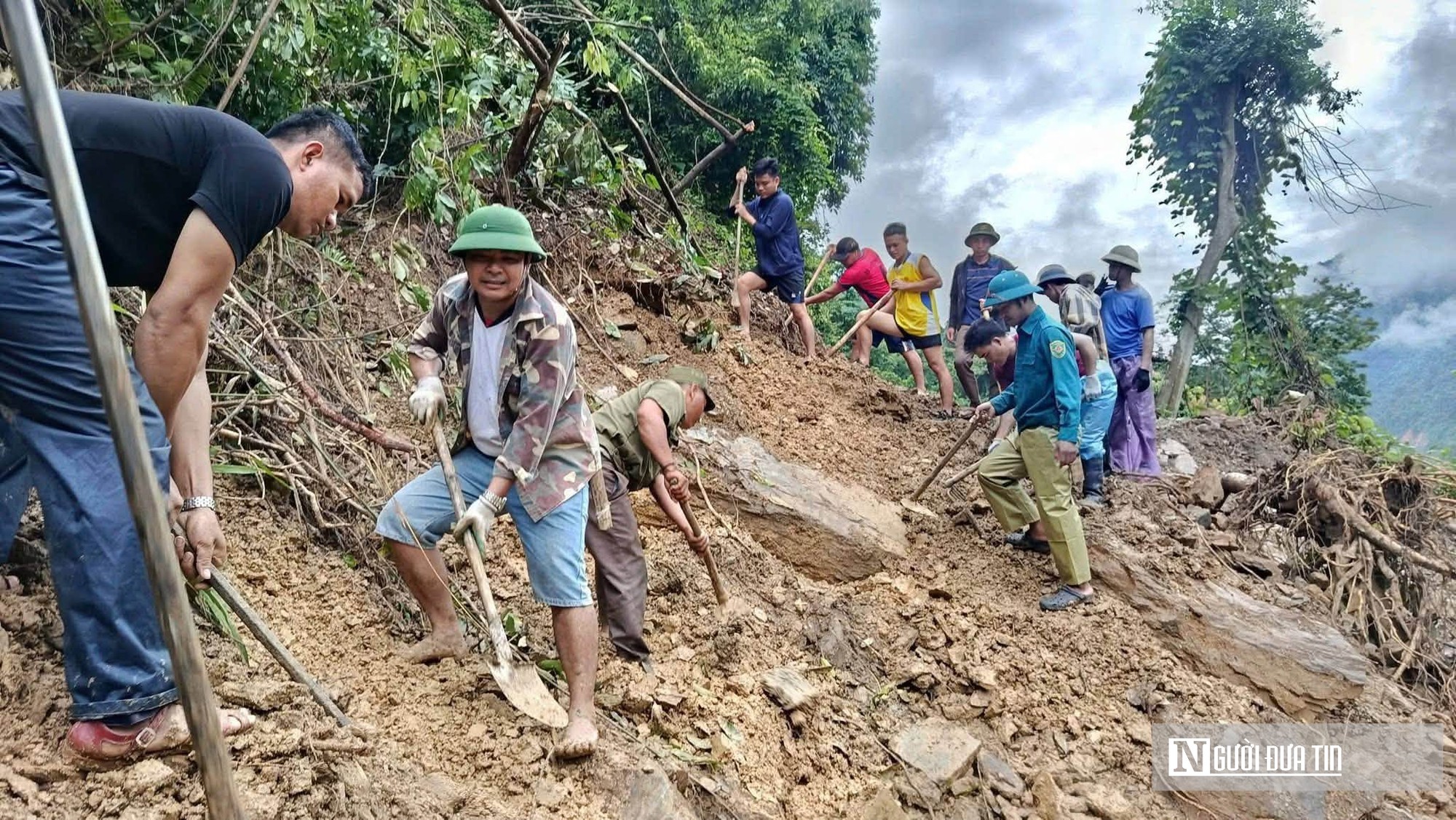 Tốc lực mở đường sạt lở để học sinh kịp đến trường ngày khai giảng- Ảnh 1.