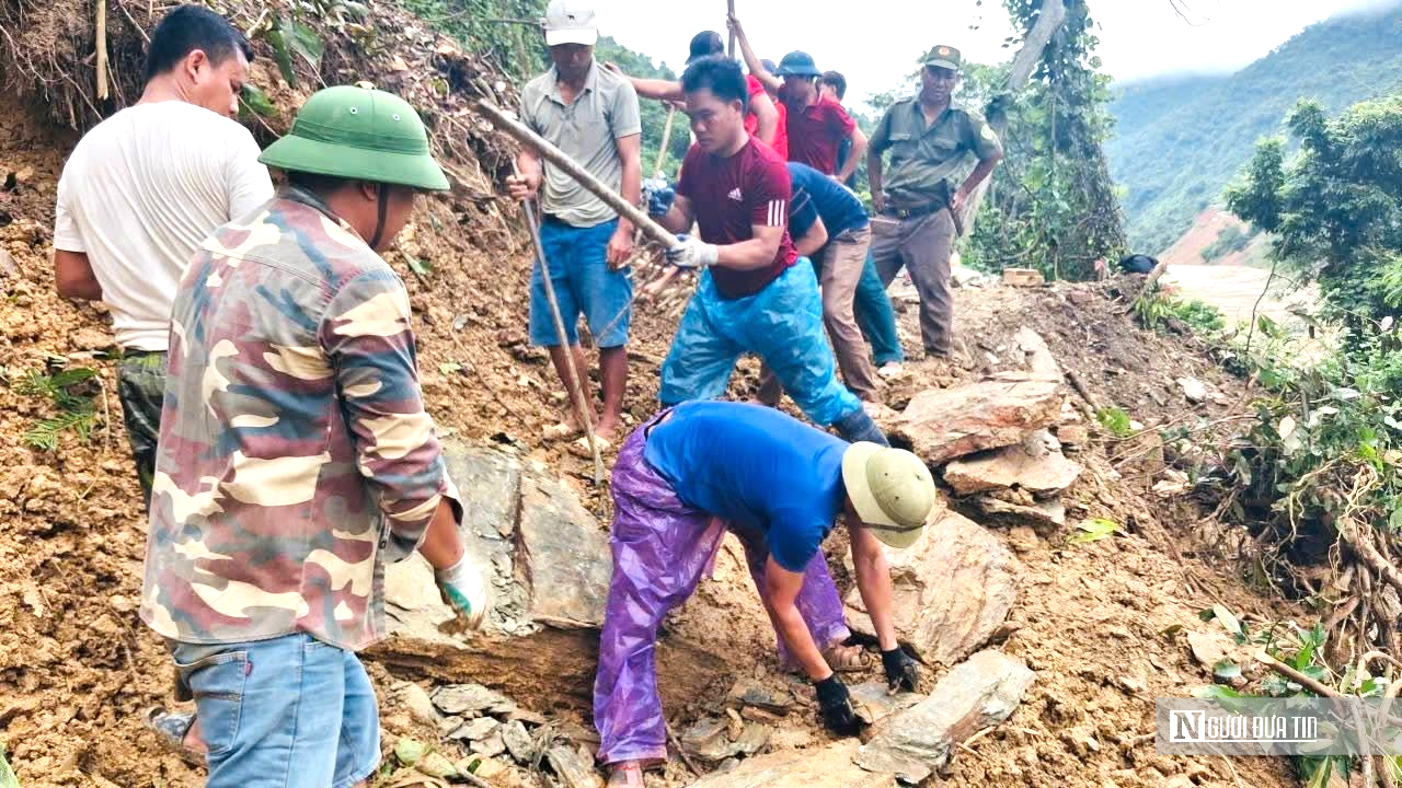 Tốc lực mở đường sạt lở để học sinh kịp đến trường ngày khai giảng- Ảnh 2.