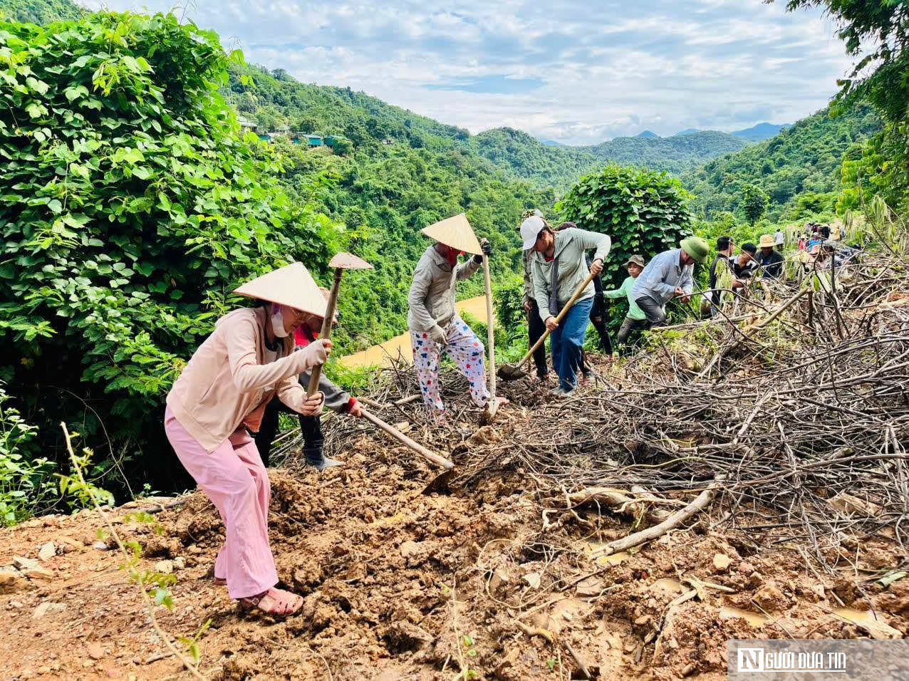 Tốc lực mở đường sạt lở để học sinh kịp đến trường ngày khai giảng- Ảnh 3.